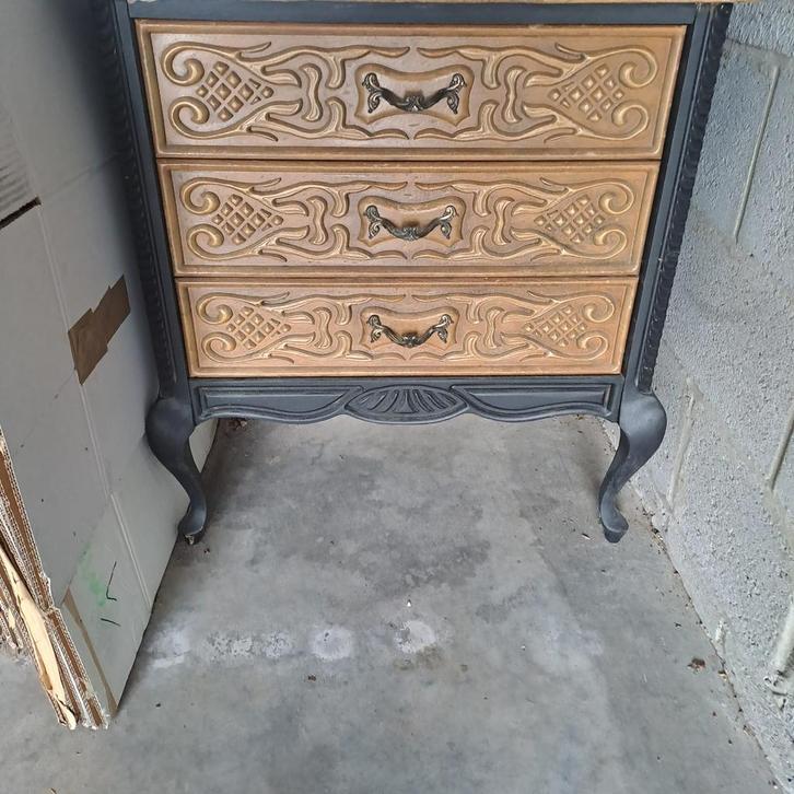 Commode ancienne en bois sculpté – 3 tiroirs – style vintage, Maison & Meubles, Armoires | Commodes, Comme neuf, Métal, Enlèvement