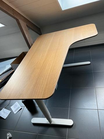 Elektrisch verstelbare bureau L-vorm beschikbaar voor biedingen