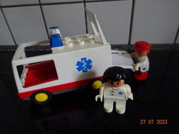 duplo, ziekenwagen met ambulancier en verpleegster*VINTAGE*  beschikbaar voor biedingen