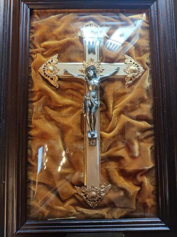 Antiek Kruisbeeld achter glas beschikbaar voor biedingen