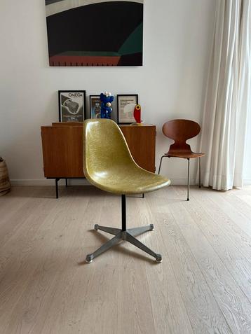 Schitterende vintage Eames sidechair – fibreglass – H Miller beschikbaar voor biedingen