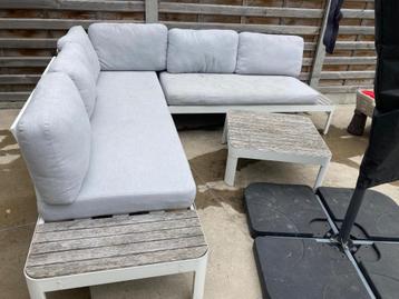 Lounge met tafeltje  beschikbaar voor biedingen