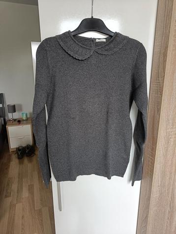 Joli pull gris avec joli col disponible aux enchères