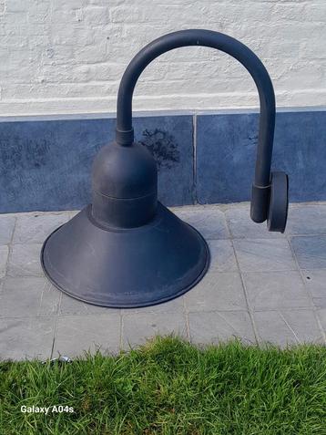 Grote gevellamp beschikbaar voor biedingen