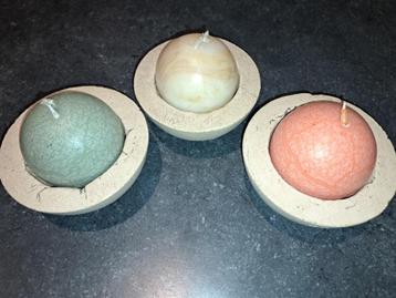 3 kaarsen met aangepaste houders beschikbaar voor biedingen