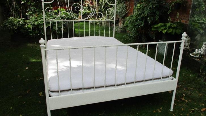 Compleet wit metalen bed van Ikea, Huis en Inrichting, Slaapkamer | Bedden, Zo goed als nieuw, Tweepersoons, 140 cm, 200 cm, Metaal