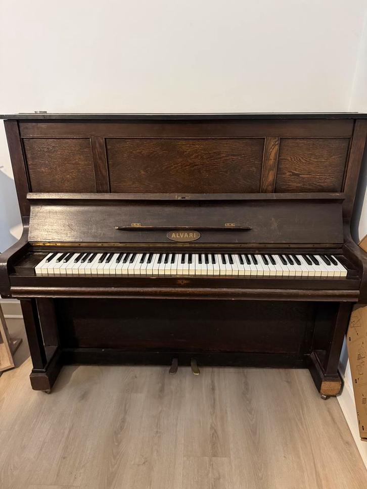 Oude piano Alvari is op zoek naar een nieuwe ster, Muziek en Instrumenten, Piano's, Gebruikt, Piano, Bruin, Ophalen