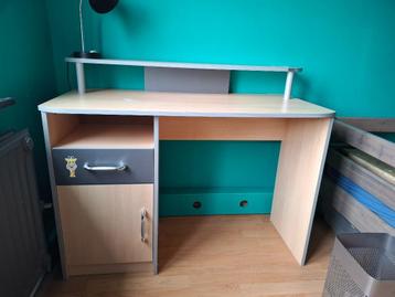 Bureau enfant/ado beschikbaar voor biedingen
