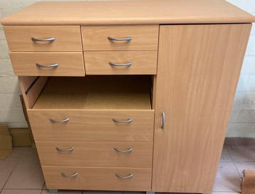 Plexi houten kast beschikbaar voor biedingen