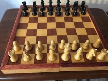 Mooi schaakspel houten vouwbord en houten schaakstukken. beschikbaar voor biedingen