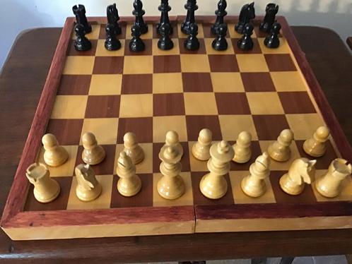 Mooi schaakspel houten vouwbord en houten schaakstukken., Hobby en Vrije tijd, Gezelschapsspellen | Bordspellen, Ophalen