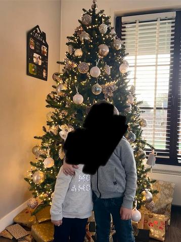 Kunstkerstboom met rieten mand en clusterverlichting beschikbaar voor biedingen