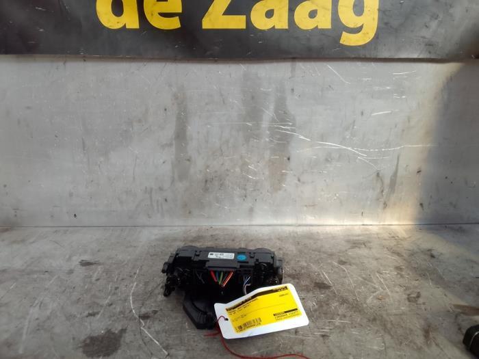 Kachel Bedieningspaneel van een Volkswagen UP, Auto-onderdelen, Dashboard en Schakelaars, Volkswagen, Gebruikt, 3 maanden garantie