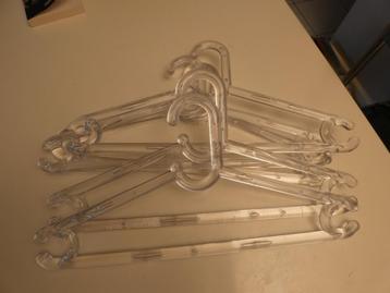 5 hangers van plexiglas beschikbaar voor biedingen