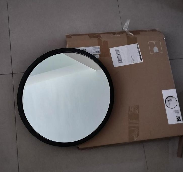 Umbra Hub decoratieve ronde muurspiegel, Huis en Inrichting, Woonaccessoires | Spiegels, Nieuw, Ophalen