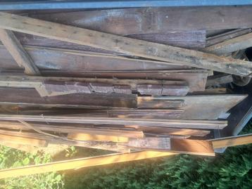 Gratis droog aanmaak hout beschikbaar voor biedingen