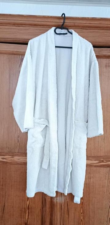 Witte badjas in badstof maat L-XL,zowel voor dames als heren beschikbaar voor biedingen
