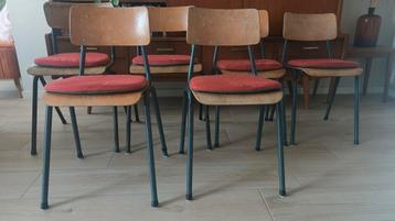 6x Schoolstoelen (met zitkussen) / eetkamerstoelen / horeca beschikbaar voor biedingen