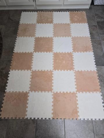 Puzzelmat foam met zachte bekleding.  Nieuw beschikbaar voor biedingen