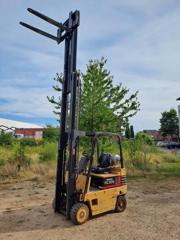 Compacte 2 tons heftruck 3 delige mast sideshift  beschikbaar voor biedingen