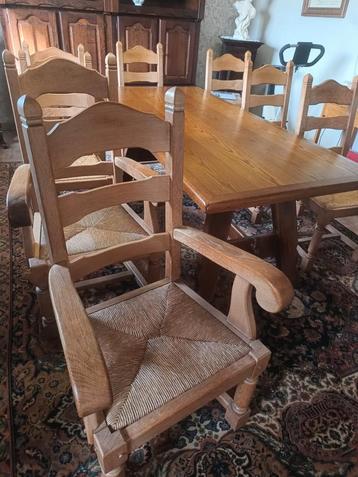 Eetkamertafel met stoelen beschikbaar voor biedingen