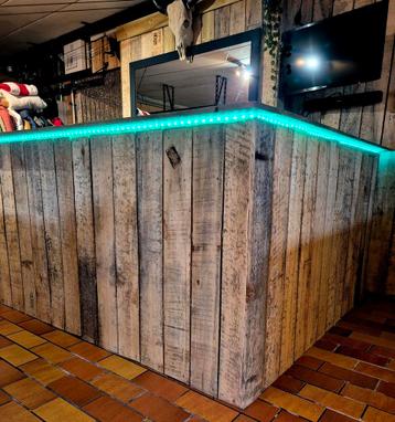 Grote L-vormige toog uit hout beschikbaar voor biedingen