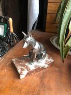 Duitse herder hond op een rode marmeren sokkel.., Antiek en Kunst, Ophalen of Verzenden