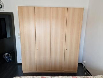 Kleerkast beschikbaar voor biedingen