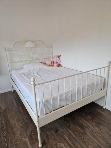 Wit bed 140cm op 200cm  beschikbaar voor biedingen