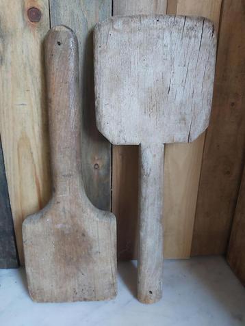2 leuke oude houten was kloppers / peddels / planken beschikbaar voor biedingen