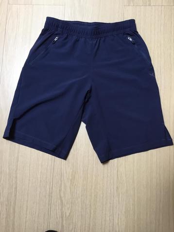 Donkerblauwe multi sport short. beschikbaar voor biedingen
