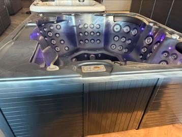 Jacuzzi black marble balboa spa  beschikbaar voor biedingen