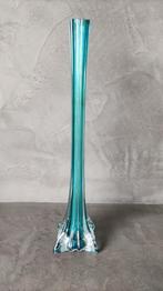 Blauwe lange smalle vaas in glas, Huis en Inrichting, Woonaccessoires | Vazen, Gebruikt, Blauw, Ophalen of Verzenden, Glas