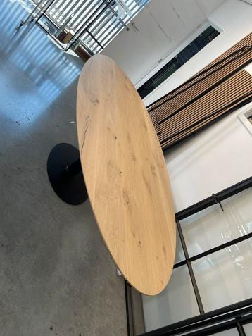 Prachtige eetafel  massief eik met zwart onderstel beschikbaar voor biedingen