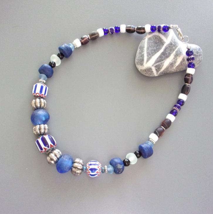 Ketting man of vrouw met blauwe ruilkralen en visgraat glas, Handtassen en Accessoires, Kettingen, Nieuw, Steen of Mineraal, Blauw