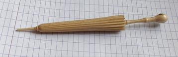 Vintage paraplu met naainaaldhouder  beschikbaar voor biedingen
