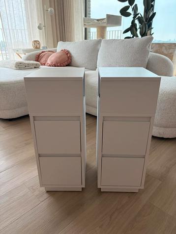 2 witte nachtkastjes beschikbaar voor biedingen