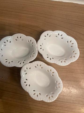 3 witte mini porseleinen schaaltjes. beschikbaar voor biedingen
