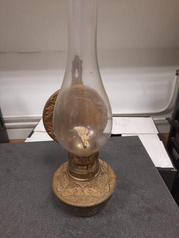 Antieke olielamp beschikbaar voor biedingen