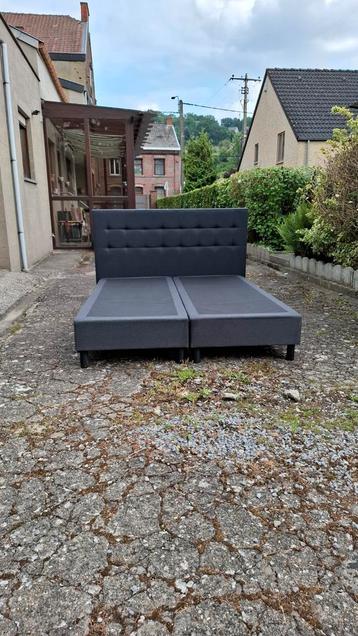 Lit box gris foncé  1m60 sur 2m