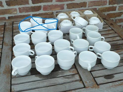24 witte tassen hotelporselein (Mitterteich), 12 ondertassen, Huis en Inrichting, Keuken | Servies, Nieuw, Kop(pen) en/of Schotel(s)