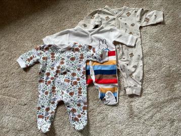Pakket babykleding maat 50  beschikbaar voor biedingen
