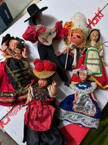 Vintage poppen uit verschillende landen  beschikbaar voor biedingen