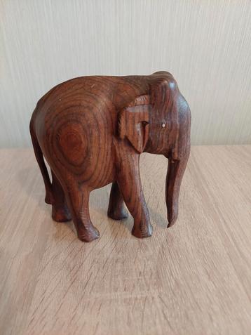 Houten sculptuur olifant beschikbaar voor biedingen