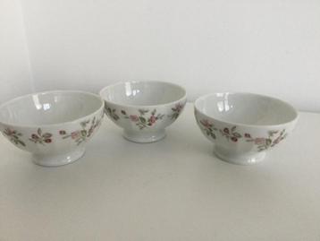 Set van 3 kleine porseleinen schaaltjes uit Limoges beschikbaar voor biedingen