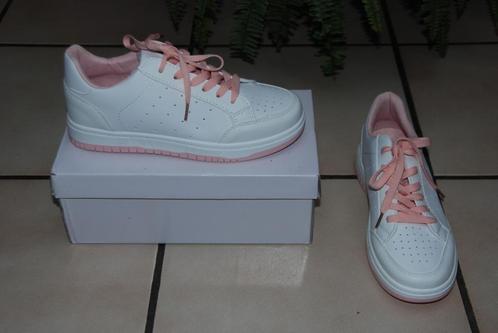 Prachtige witte en roze sneakers maat 38 NIEUW!, Kleding | Dames, Schoenen, Nieuw, Sneakers, Wit, Ophalen of Verzenden