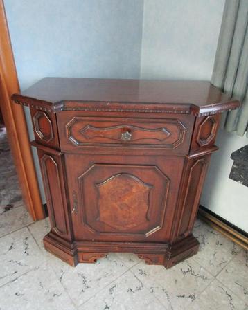 klein antiek kastje beschikbaar voor biedingen