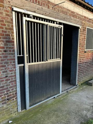 Staldeur paard + raam beschikbaar voor biedingen