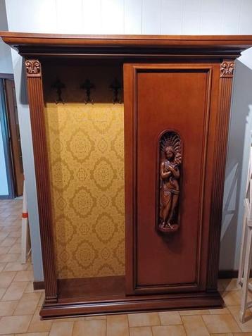 Antieke kast met schuifdeur beschikbaar voor biedingen