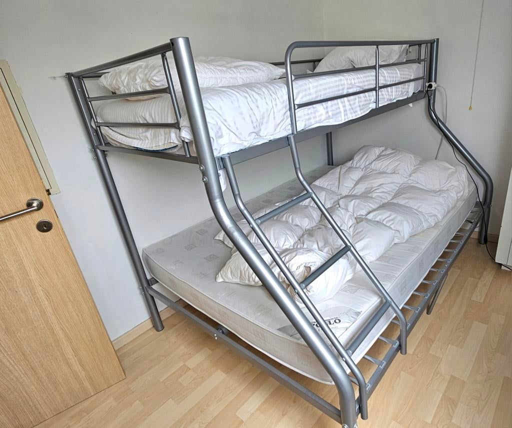 Stapelbed Trio 3-persoons in zilver, Huis en Inrichting, Slaapkamer | Stapelbedden en Hoogslapers, Ophalen, Stapelbed